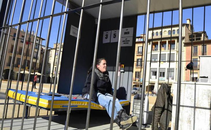 Decenas de personas se encierran en una cárcel simbólica para apoyar a los presos catalanes