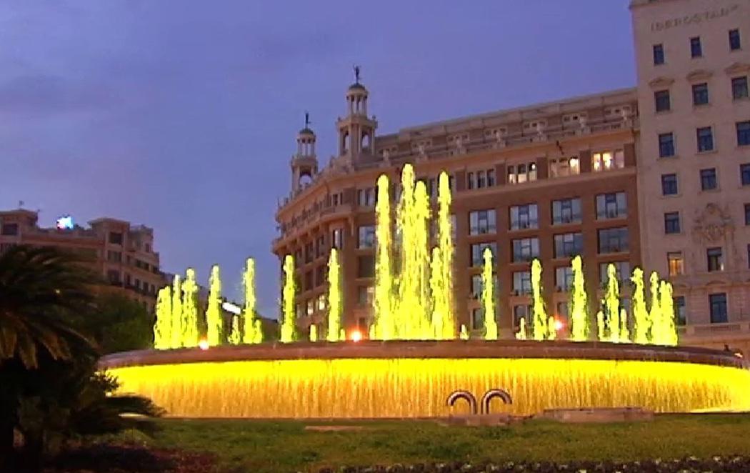 Colau ilumina las fuentes de Barcelona en amarillo para reclamar la libertad de los Jordis