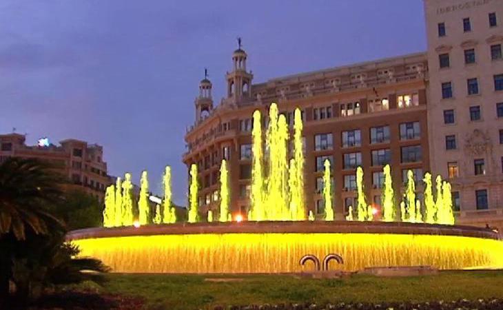 Colau ilumina las fuentes de Barcelona en amarillo para reclamar la libertad de los Jordis
