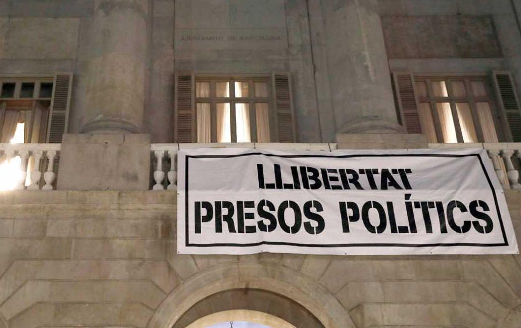 La Junta Electoral de Barcelona obliga a Ada Colau a retirar la pancarta que pedía libertad para los "presos políticos"