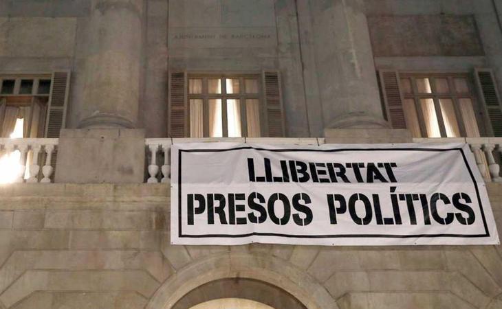 La Junta Electoral de Barcelona obliga a Ada Colau a retirar la pancarta que pedía libertad para los "presos políticos"