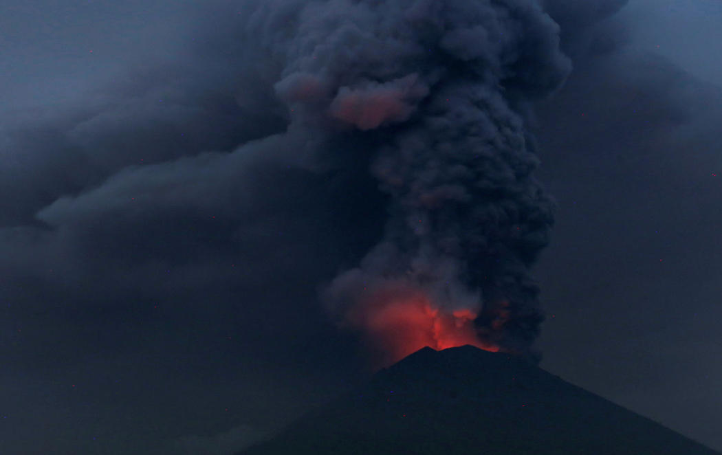 La inminente erupción del volcán Agung en Bali provoca 100.000 evacuados