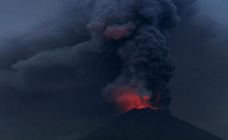 La inminente erupción del volcán Agung en Bali provoca 100.000 evacuados