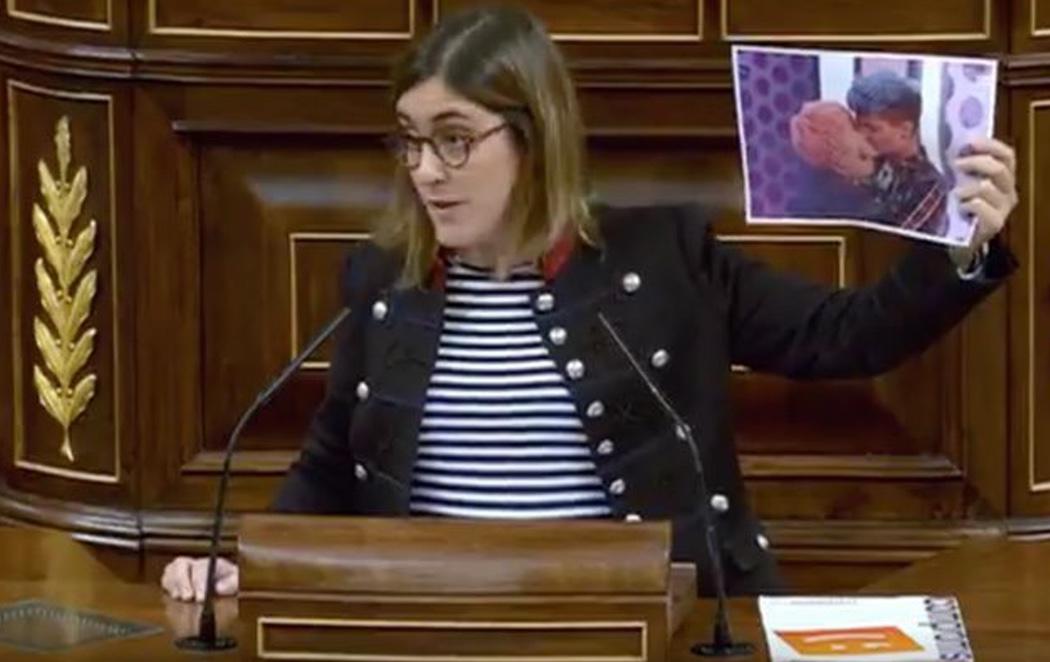 El beso de Marina ('OT 2017') y su novio llega al Congreso de los Diputados