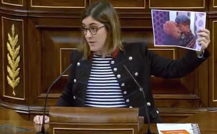 El beso de Marina ('OT 2017') y su novio llega al Congreso de los Diputados