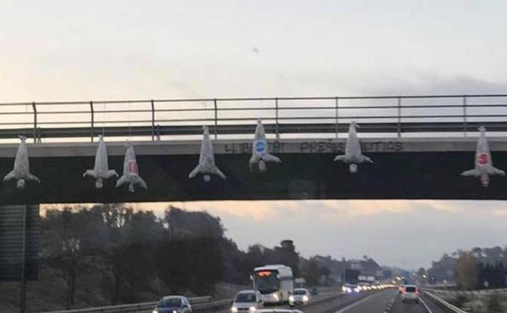 Cuelgan muñecos de un puente de Barcelona con los logos de Ciudadanos, PSC y PP