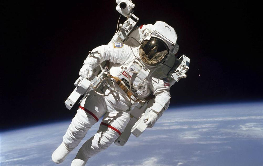 Muere Bruce McCandless, el primer astronauta que voló libre por el espacio