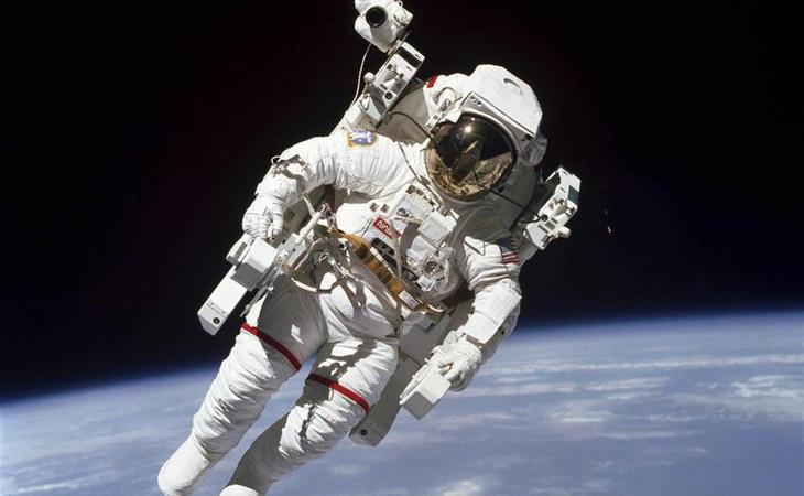 Muere Bruce McCandless, el primer astronauta que voló libre por el espacio