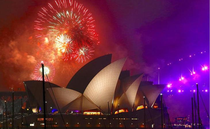 El gran espectáculo de Sydney da comienzo al Año Nuevo en el mundo