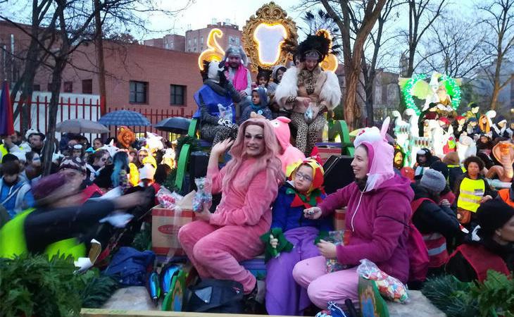 La "peligrosa" carroza LGTBI de la cabalgata de Vallecas es recibida con aplausos