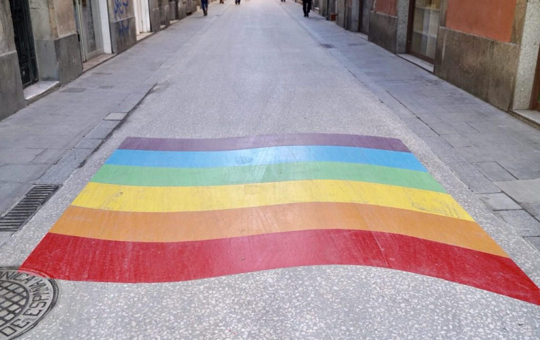 Barcelona convierte un paso de peatones en un arcoiris para apoyar la visibilidad LGTBI+