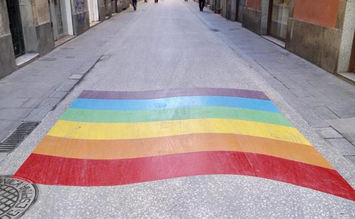 Barcelona convierte un paso de peatones en un arcoiris para apoyar la visibilidad LGTBI+