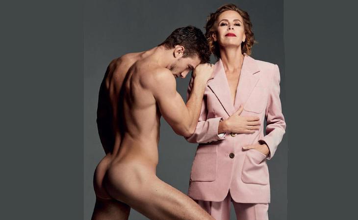 Ágatha Ruiz de la Prada posa junto a un joven completamente desnudo