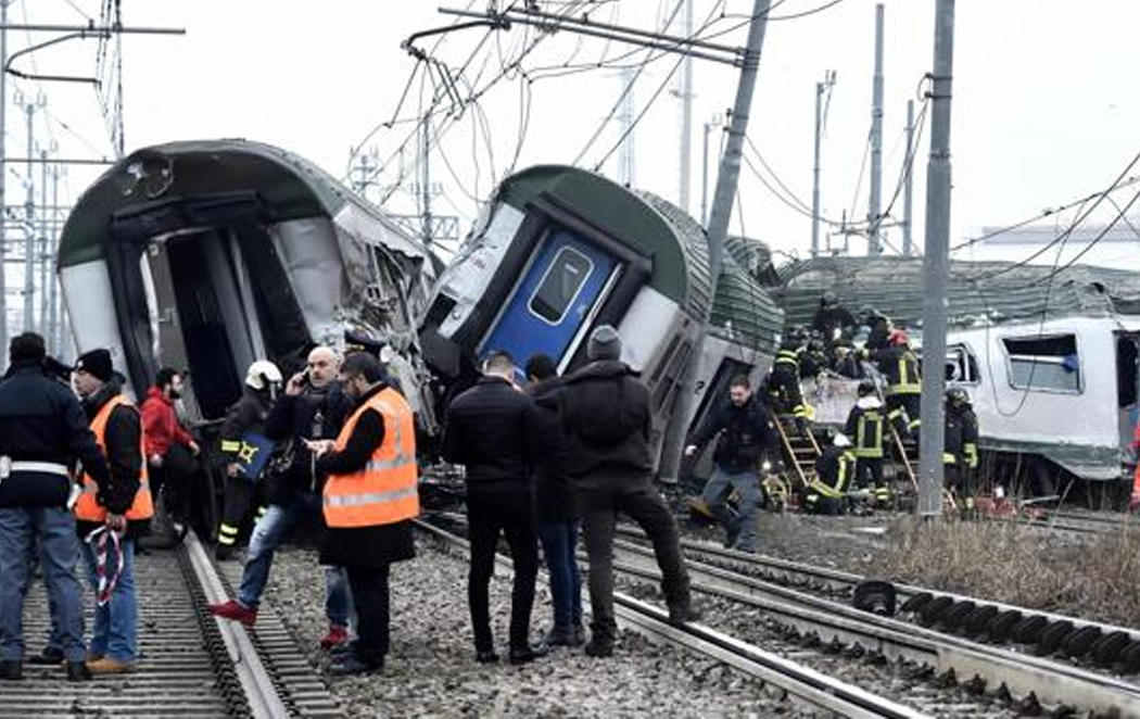 Tres muertos y un centenar de heridos al descarrilar un tren en Milán