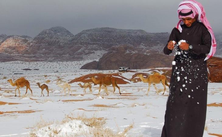 Una intensa nevada recorre el desierto de Arabia Saudí por el cambio climático