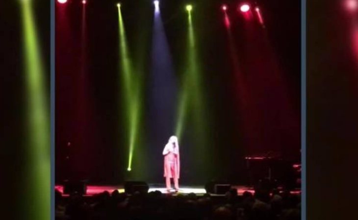 Marta Sánchez emociona al cantar el himno de España con una letra inventada por ella misma