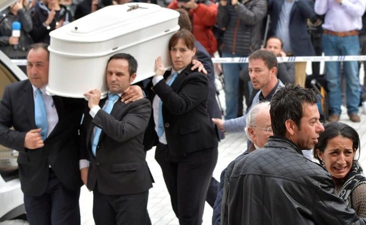 Almería acompaña a los padres de Gabriel en su funeral: "No estáis solos"