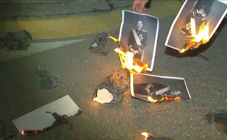 Queman fotos del rey en Banyoles (Girona) para celebrar la sentencia de Estrasburgo