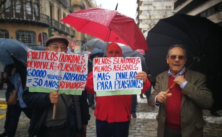 Los jubilados se enfrentan al frío, la lluvia y la nieve para reclamar una pensión digna