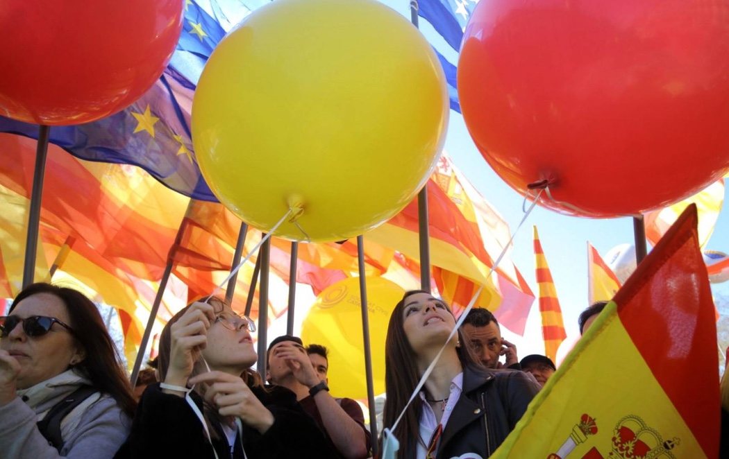 Miles de personas acuden a una manifestación de Societat Civil Catalana exigiendo un Govern con 'seny'