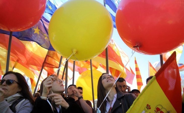 Miles de personas acuden a una manifestación de Societat Civil Catalana exigiendo un Govern con 'seny'