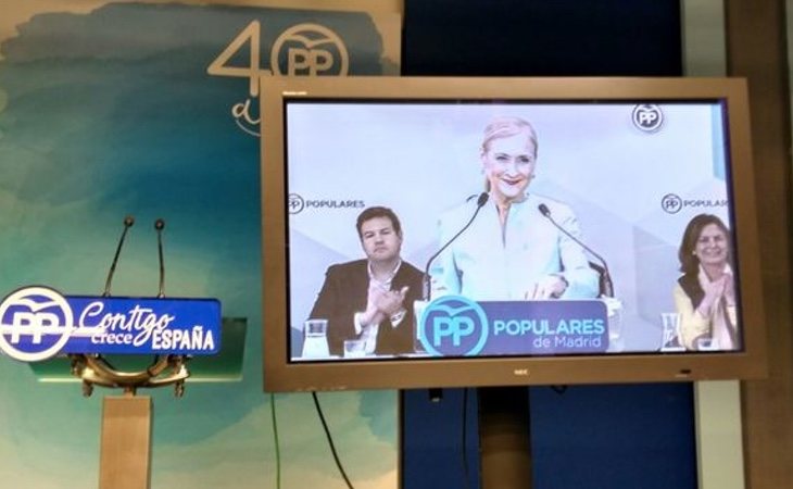 Cifuentes anuncia querellas por su máster a través de un plasma