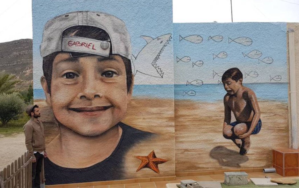 Unos graffiteros dedican un mural gigante en homenaje de Gabriel en la casa de su abuela