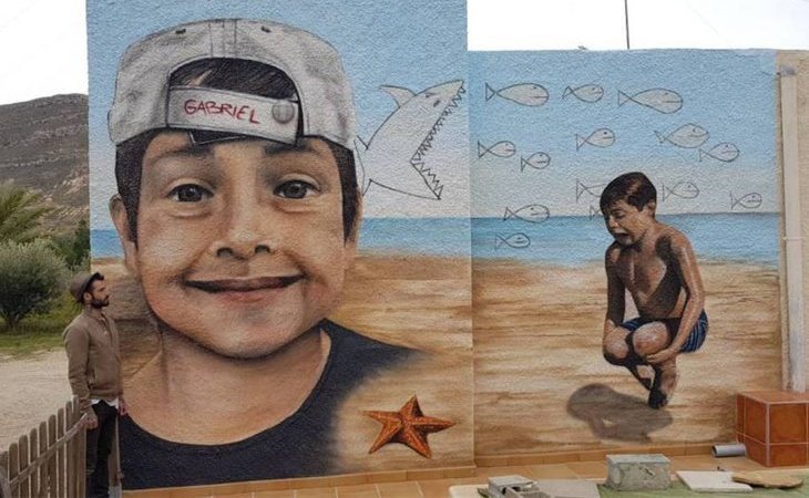Unos graffiteros dedican un mural gigante en homenaje de Gabriel en la casa de su abuela