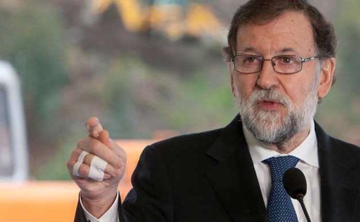 Rajoy se parte la falange: "No se lo digáis a nadie"