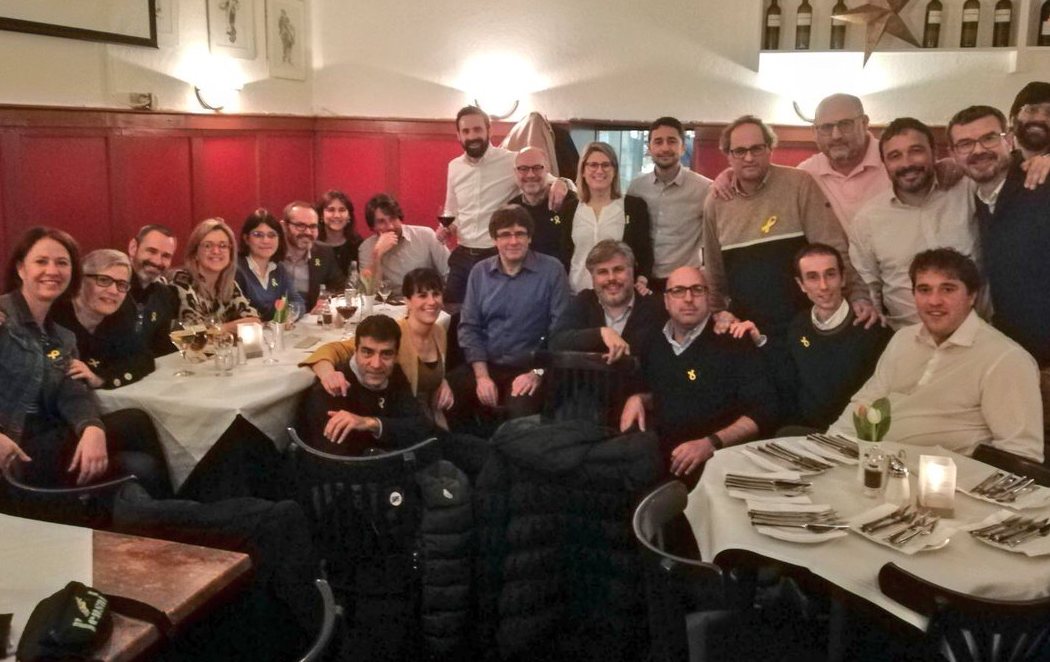 Puigdemont celebra su libertad con una gran cena acompañado de diputados de JxCat