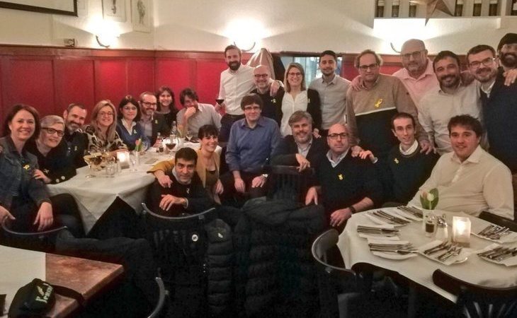 Puigdemont celebra su libertad con una gran cena acompañado de diputados de JxCat
