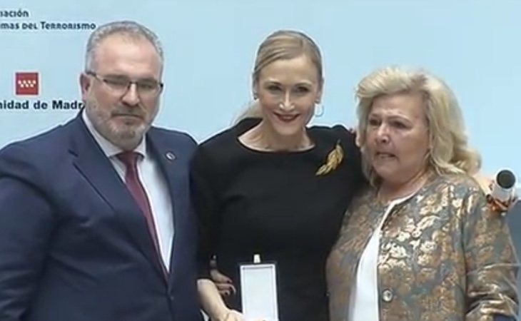 Cifuentes recibe el premio de las víctimas del terrorismo en pleno escándalo de su máster