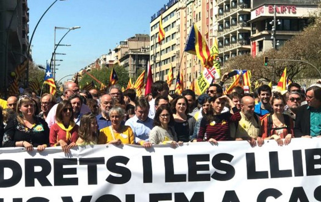 Ada Colau encabeza la manifestación por la liberación de los presos catalanes