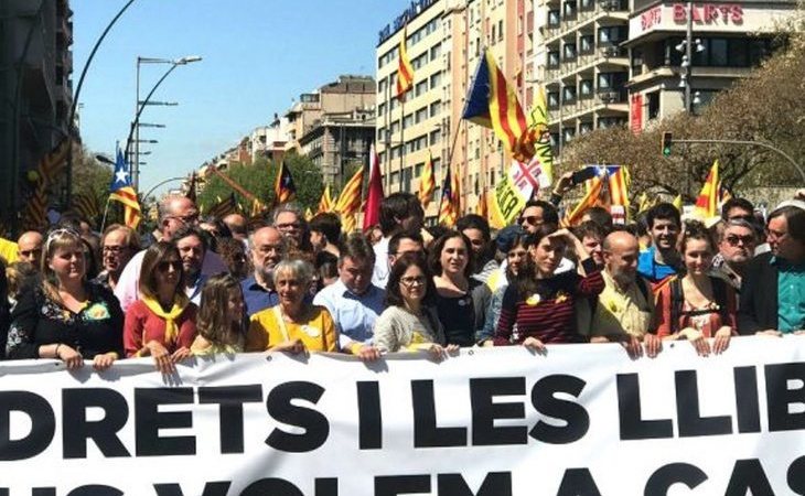 Ada Colau encabeza la manifestación por la liberación de los presos catalanes