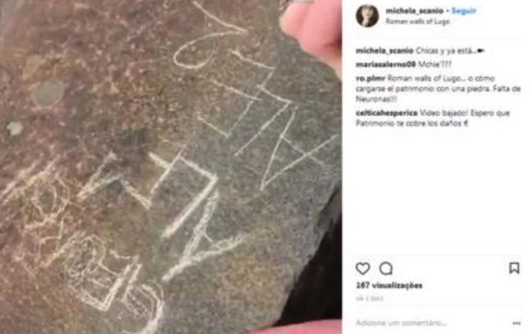 Una joven graba su nombre en la Muralla romana de Lugo y presume de ello en Instagram