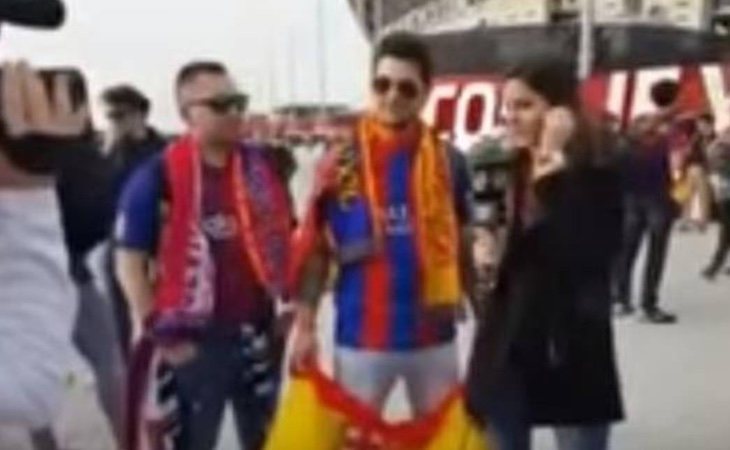 Una reportera de Barça TV obliga a un aficionado a esconder la bandera de España