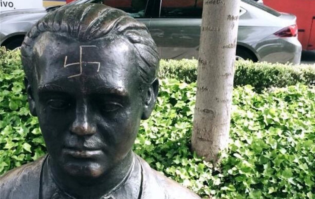 Dibujan una esvásticas nazi en la frente de la estatua de Federico García Lorca en Granada