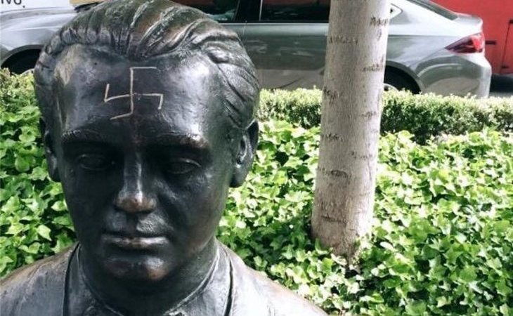 Dibujan una esvásticas nazi en la frente de la estatua de Federico García Lorca en Granada