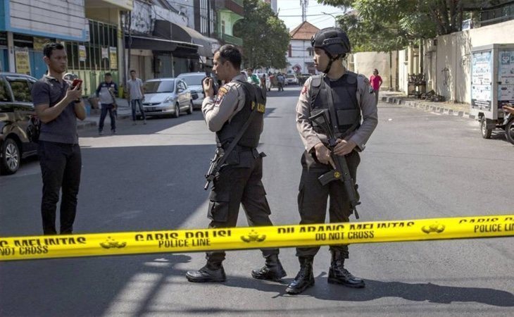 Una segunda familia suicida atenta contra la policía indonesia y deja cuatro heridos
