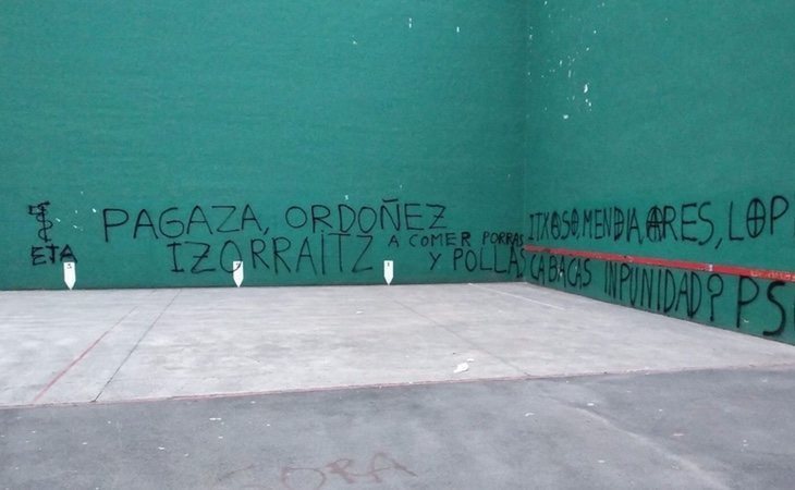 Aparecen varias pintadas con insultos y vejaciones en contra de las víctimas de ETA