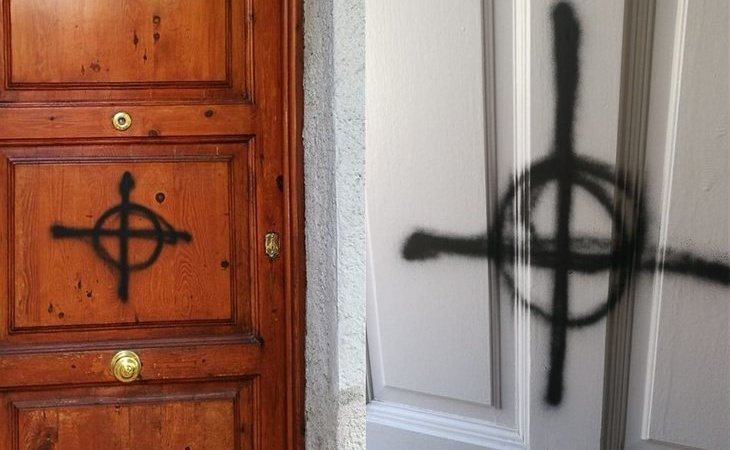 Pintadas fascistas en las puertas de las casas de dos militantes de ERC en Sabadell