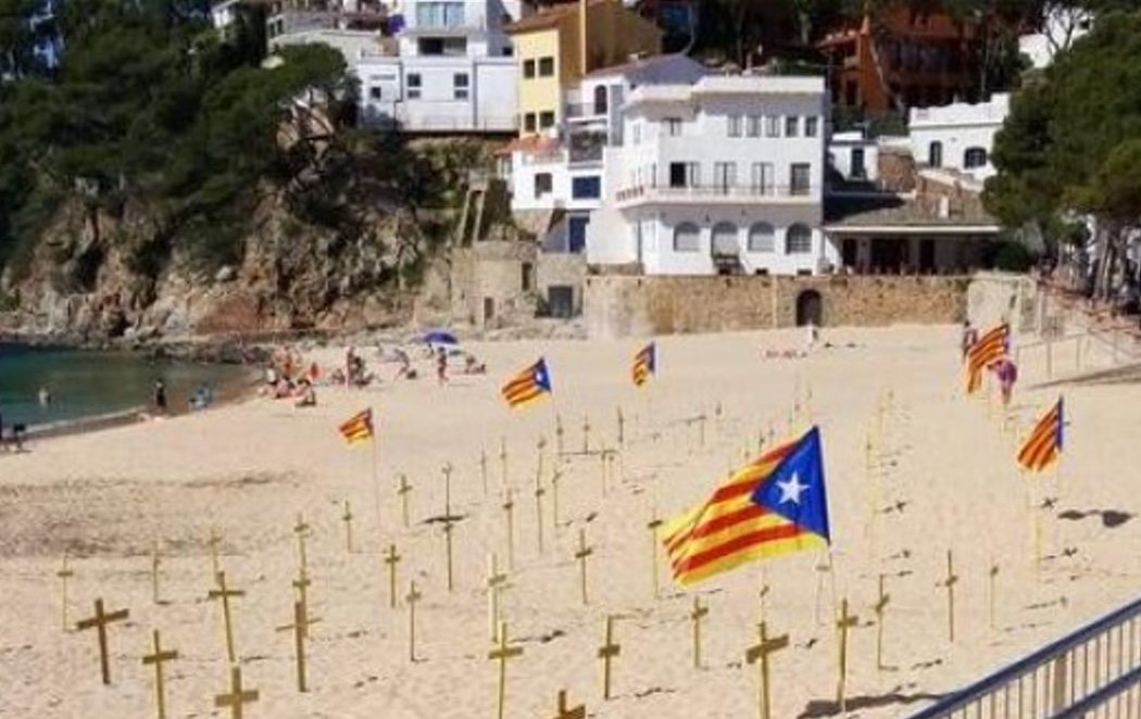 Las playas catalanas, llenas de cruces amarillas independentistas