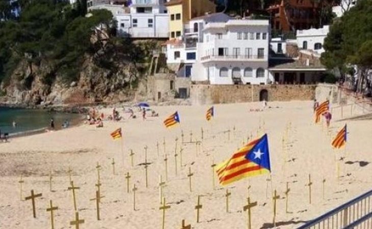 Las playas catalanas, llenas de cruces amarillas independentistas