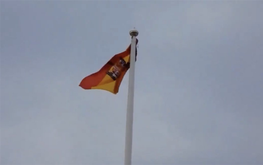 Cambian la bandera del arcoíris por una franquista en un colegio público de Benalmádena