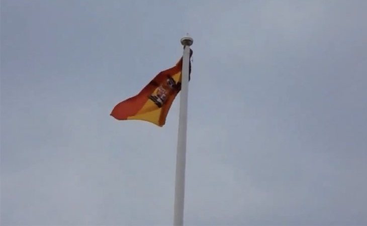 Cambian la bandera del arcoíris por una franquista en un colegio público de Benalmádena