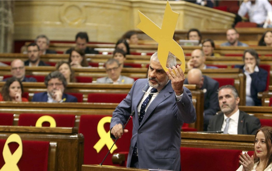 El Parlament suspende el pleno porque un diputado de C's retiró un lazo amarillo