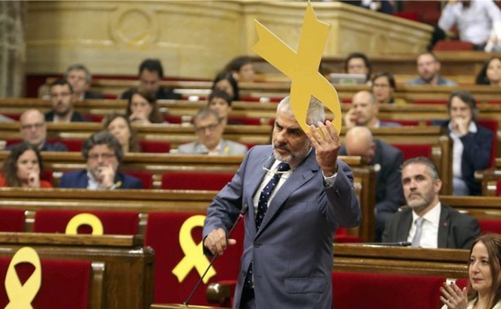 El Parlament suspende el pleno porque un diputado de C's retiró un lazo amarillo