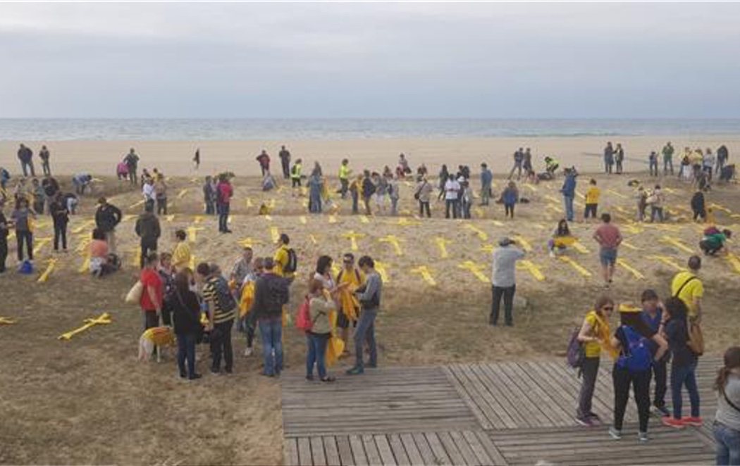 Los independentistas llenan la playa de Mataró de toallas amarillas en forma de cruz para esquivar la ley