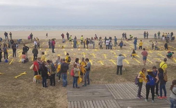 Los independentistas llenan la playa de Mataró de toallas amarillas en forma de cruz para esquivar la ley