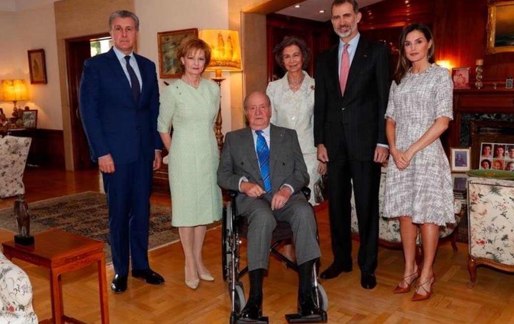 El rey Juan Carlos I se recupera de la operación en silla de ruedas